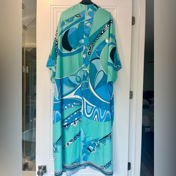 Matching High-waisted Shorts + Cover Up - Picture 6 of 7